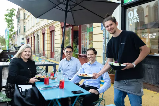 Mittagspause im Parks: Martina Maros-Goller (MeinBezirk), Hossein Mirzaei (l.) und David Kirchengast wurden von Gianluca Agrinz bewirtet. | Foto: Konstantinov