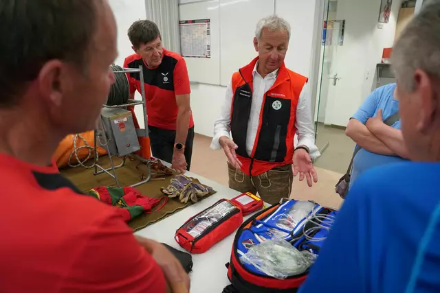 Bernhard Schmid zeigte das Material her, welches von den Bergrettern verwendet wird.