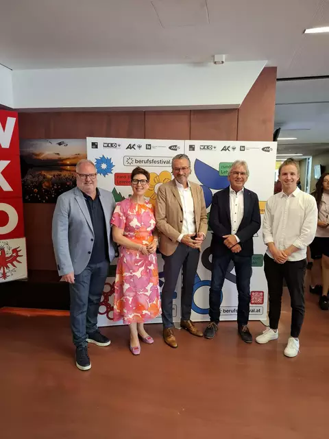 Florian Krois (Regionalleiter AMS Kufstein), Daniela Schlechter-Kitzbichler (Bildungsdirektion Kufstein), Manfred Hautz (ehem. Bezirksobmann WK Kufstein), Georg Ritzer (Bezirksleiter AK Kufstein), Tobias Loinger (Bez.Stellenleiter-Stv. WK Kufstein) v.l. | Foto: WK Kufstein