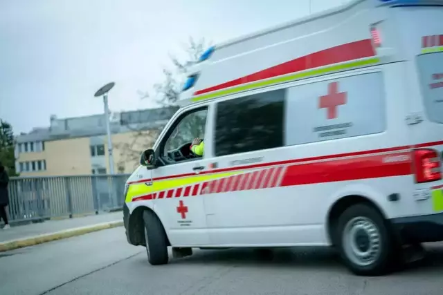 Aus bislang unbekannter Ursache kam eine Frau unmittelbar nach dem Ortsgebiet von Greith, auf Höhe Straßenkilometer 23,2, mit ihrem Fahrzeug von der Fahrbahn ab. | Foto: Bernhard Knaus