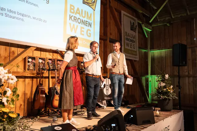 Geschäftsführer Jakob Schopf (r.) mit Vater Hans auf der Bühne. | Foto: Baumkronenweg Kopfing