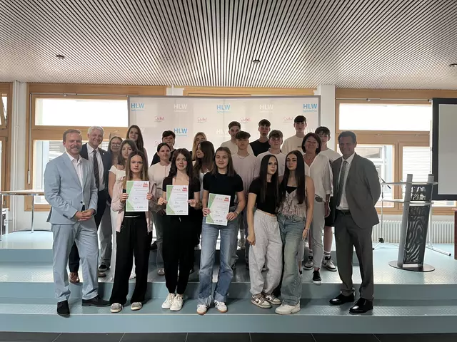 Unterrichtsgruppe der 1 ZFW (zweijährige Fachschule für wirtschaftliche Berufe der HLW) mit Mag. Mario Drussnitzer, Dir. Adolf Lackner (li.) Schülerinnen und Schüler, Mag. Edith Rainer und Mag. Wolfgang Lichtner (re.) | Foto: (c) hlwspittal 2025