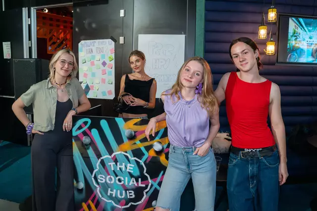 Die Jugendinitiative "HPV-Jugendbeirat" organisierte am 16. Juni eine gratis Impfaktion. Am Foto die Organisatorinnen und Organisatoren Alena Petric (l.), Valentina Huber (Djeen), Sophie Drescher (Mitte, r.) und Frederic Wang (r.).  | Foto: Valentina Marinelic/MeinBezirk