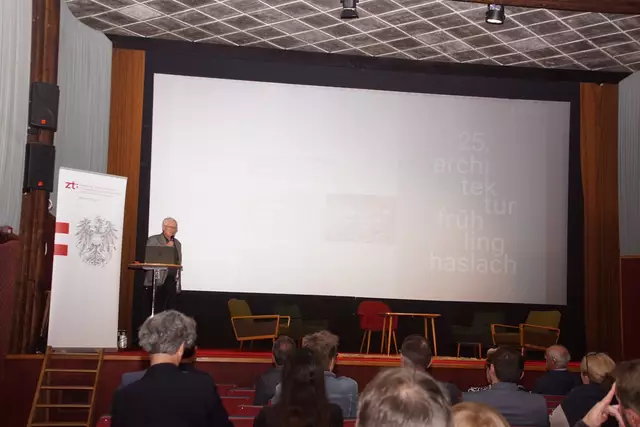 Schon die Impulsvorträge und Gespräche unter dem Motto „Gemeinsam, Weiterdenken,“ mit Vertretern der Verwaltung aus Oberösterreich, Steiermark, Bayern und Südtirol im Adlerkino vermittelten wertvolle Anregungen.  | Foto: Helmut Eder