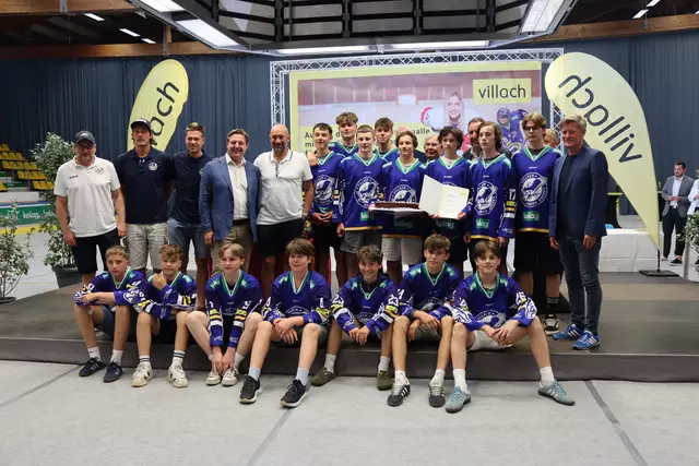 Nach der Info-Veranstaltung wurden neben der U15 (am Bild) auch die U17 und die Lady Hawks für ihre Erfolge geehrt. | Foto: MeinBezirk.at