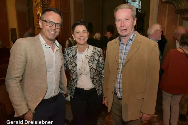 Unter den Ehrengästen Kulturreferent Dr. Karl Bauer (re.) mit GF Helmut Riedl mit Gattin Elisabeth.  | Foto: Gerald Dreisiebner