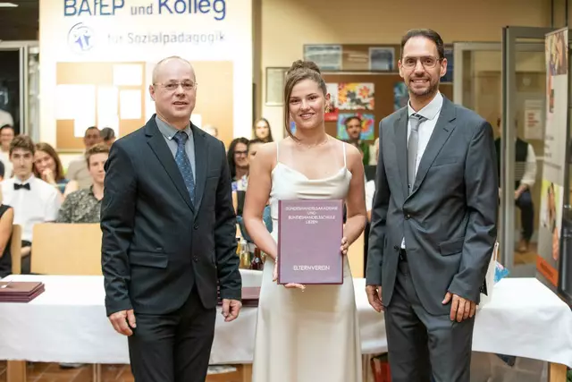 Schulleiter Wolfgang Lechner (rechts) lobte die Leistungen der ehemaligen Schülerinnen und Schüler und zeigte sich äußerst zufrieden darüber, wie gut sie auf die Prüfungen vorbereitet worden waren. | Foto: Christoph Huber