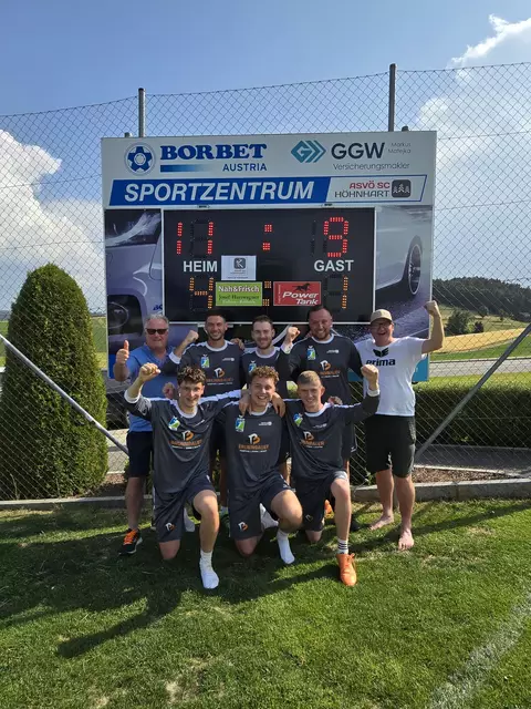 Die Höhnharter Faustballer feiern den Aufstieg in die 1. Bundesliga. | Foto: ASVÖ SC Höhnhart