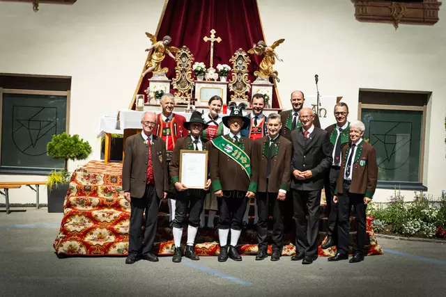 MK-Obmann Karl Penz und Kpm. Josef Wetzinger mit der Jubiläumsurkunde, die Landesfinanzreferent Markus Schlenck stellvertretend für den Blasmusikverband Tirol überreichte. Mit im Bild sind auch die drei Bezirksobleute Madeleine Kindl, Roland Lener und Klaus Schmölzer sowie vier der fünf Stubaier Bürgermeister. | Foto: Fitsch/Kainz