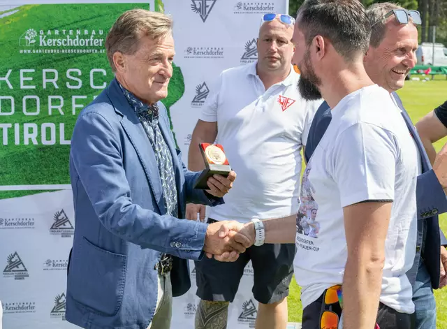 TFV-Präsident Sepp Geisler (bei der Übergabe der Medaillen anlässlich des TFV Kerschdorfer Tirol Cup) über die Entscheidungen des Präsidiums. | Foto: TFV