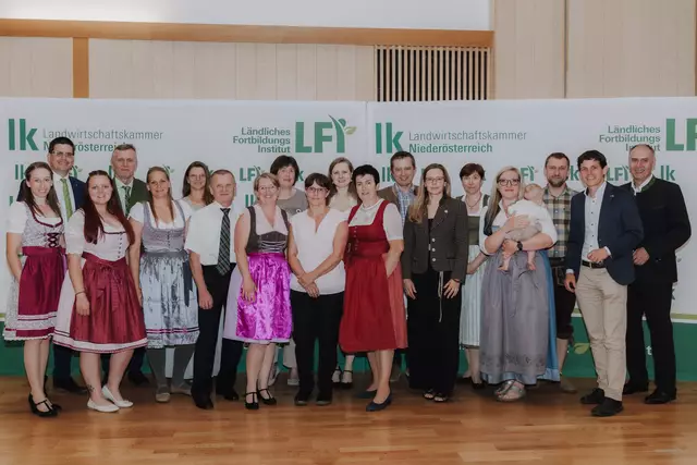 1. Reihe (v.l.): Gisela Paulnsteiner, Corina Limberger, Desiree El Mongi, Franz Berger, Karina Renk, Sonja Lang, LFI NÖ-Obmann-Stv. Michaela Zuschmann, Veronika Eichberger, Sophie Mutenthaler, Hannes Bühringer (NÖ Versicherung)
2. Reihe (v.l.): LK NÖ-Vizepräsident Lorenz Mayr, Kammerdirektor-Stv. Martin Jilch, Julia Rauch, Gabriele Nastberger, Michaela Enengl, Erich Praher (BBK Zwettl), Marianne Buchinger, Benjamin Auffenbauer | Foto: LFI NÖ/Sophie Balber
