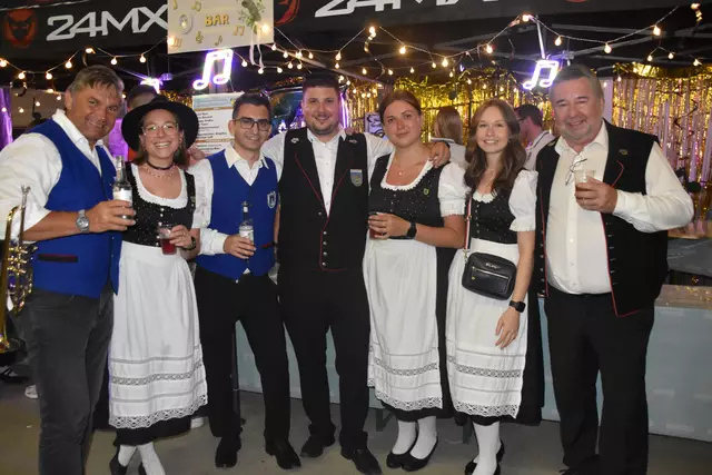 Die Musikantinnen und Musikanten feierten gemeinsam. | Foto: Michael Strini