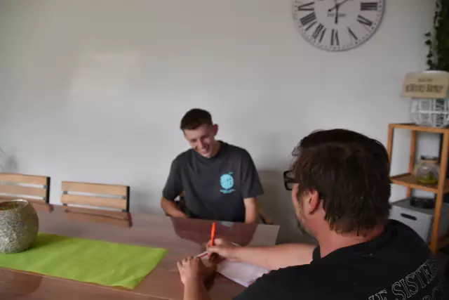 Der 18-jährige Julian Wolmerdorfer aus Gresten gibt im Interview mit MeinBezirk-Redaktionsleiter Roland Mayr Auskunft über seine große Leidenschaft zu seinem Beruf als zahnärztlicher Fachassistent. | Foto: Natalie Wolmersdorfer