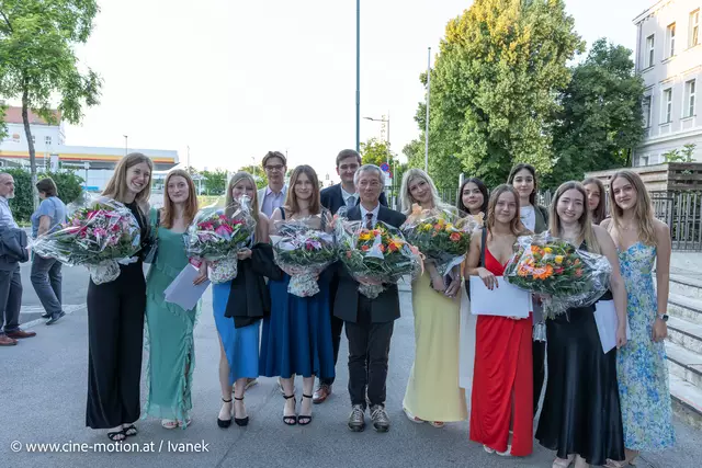 Blumengrüße der Klasse 8A für Ihre Lehrerschaft - hier Prof. Georg Furtner (5ter von links). | Foto: www.cine-motion.at / Ivanek