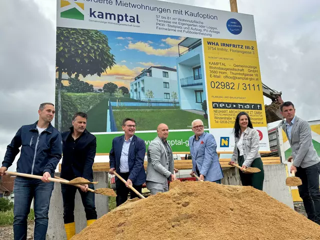 Die Ehrengäste nahmen die Schaufel in die Hand und eröffneten die Bauphase. | Foto: Markus Kahrer / MeinBezirk Horn