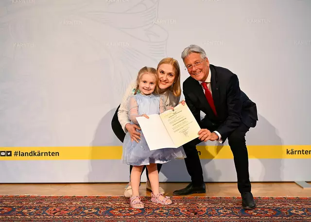 Große Freude: Belma Halilovic mit ihrer Tochter und LH Peter Kaiser. | Foto: LPD Kärnten/Bauer
