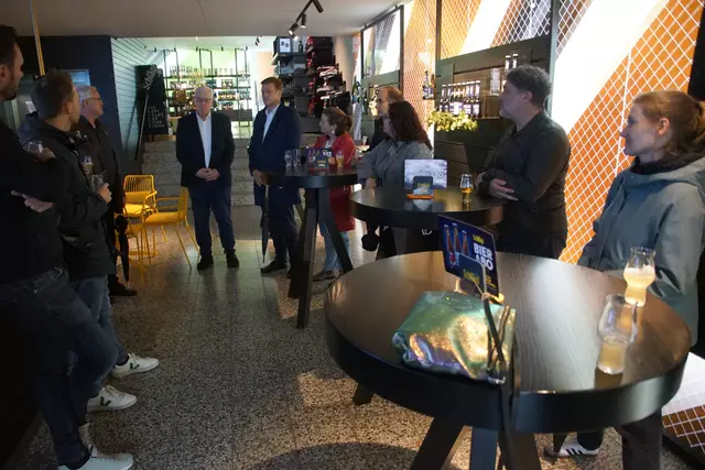 Der Kämmerer des Stiftes Schlägl begrüßt die Exkursionsteilnehmer (m).  | Foto: Helmut Eder