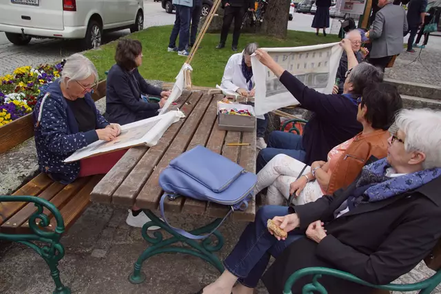  “Wir sticken den Leerstand weg!” eine Aktion der Textilen Kultur Haslach.  | Foto: Helmut Eder