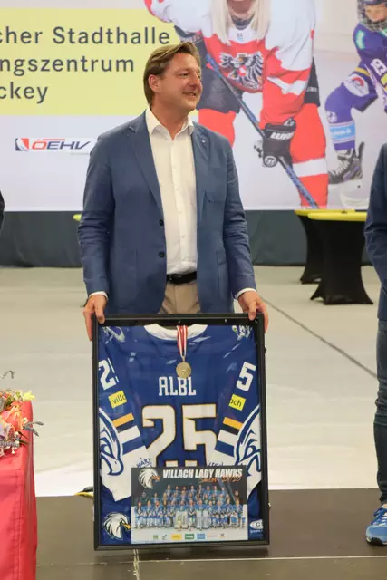 Die Villacher Lady Hawks hatten auch für Bürgermeister Günther Albel eine Kleinigkeit dabei. | Foto: MeinBezirk.at