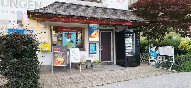 Eine Kinderbande schlug bei einer Trafik in Kramsach zu, die zwei Buben und das Mädchen sind zwischen 10 und 12 Jahre alt. | Foto: zoom.tirol