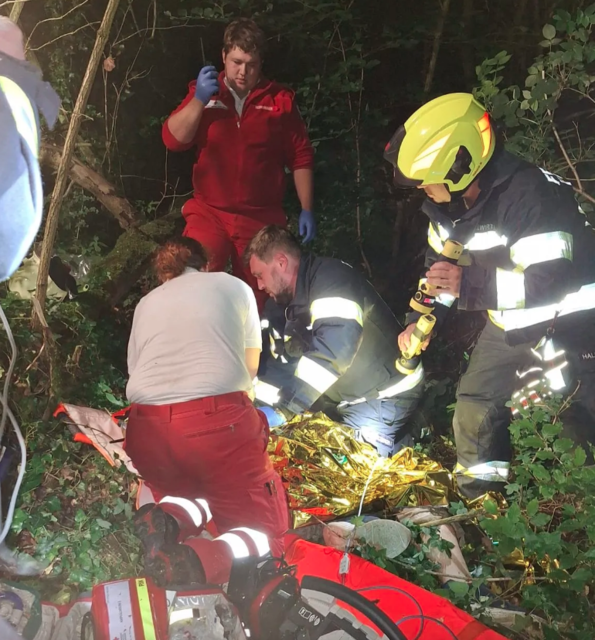 Die Einsatzkräfte sicherten die Person und brachten sie ins Krankenhaus. | Foto: FF Puchenau