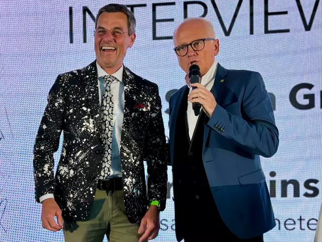 Der Sakko-Tausch zwischen Bezirkshauptmann Grusch und Moderator Marek sorgte für die ersten Lacher des Abends. | Foto: Markus Kahrer / MeinBezirk Horn
