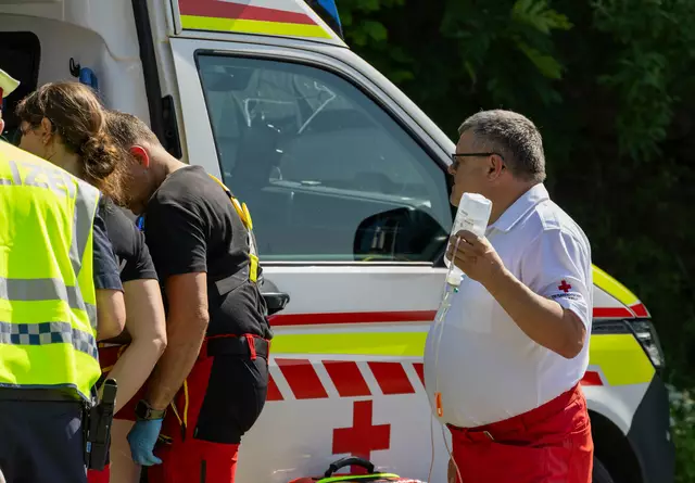 Die Lenkerin wurde während der Unfallaufnahme durch die Beamten vom Rettungsteam aus Zwettl sowie vom Notarzt des Notarzthubschraubers Christophorus 2 versorgt. | Foto: Manuel Kitzler
