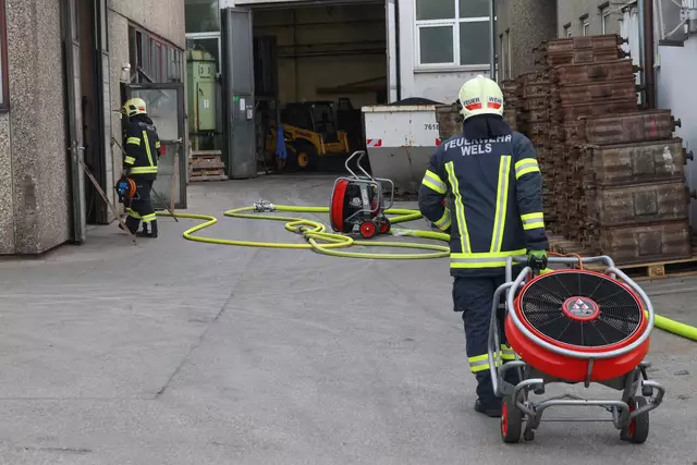 Die Feuerwehr musste einen Gefahrstoffeinsatz bei der Welser Firma Mettec Guss durchführen – dort war es in einem Behälter zu einer heftigen chemischen Reaktion gekommen. | Foto: laumat.at