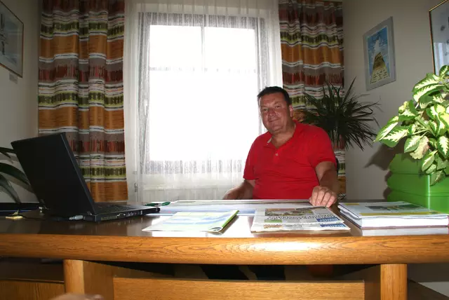 Hollenthons Bürgermeister Manfred Grundtner (ÖVP) hat die Fertigstellung für die Fahrbahnerneuerung der L 149 in Augenschain genommen. | Foto: MeinBezirk Archiv