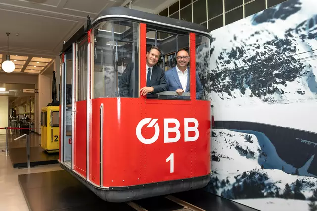 TMW-Generaldirektor Peter Aufreiter und ÖBB Infrastruktur-Vorstand Johann Pluy (v.l.) bei der feierlichen Übergabe der ÖBB Gondel an das Technische Museum Wien.  | Foto: Technisches Museum Wien
