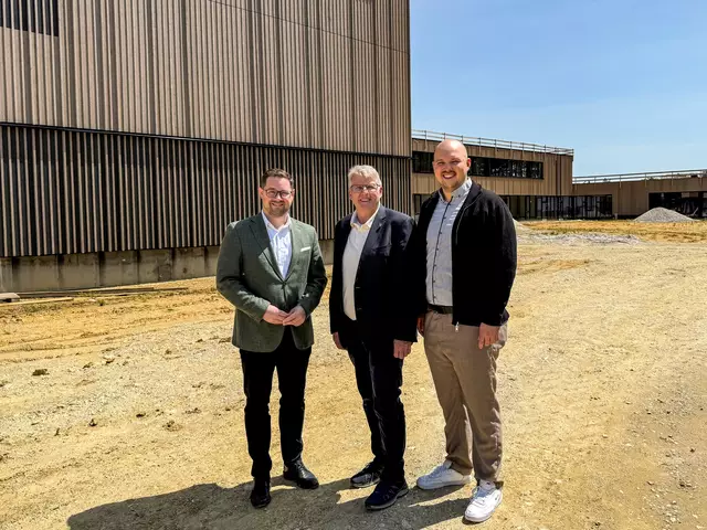 OÖVP-Bezirksparteiobmann Florian Hiegelsberger, Direktor Walter Raab und Bürgermeister Fabian Grüneis v. l.  | Foto:  OÖVP Bezirk Grieskirchen