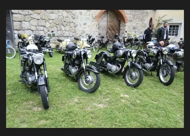 Rund 90 Mopeds und Motorräder der Marke PUCH fanden den Weg zu dem Treffen. | Foto: Klaus Schnitzler