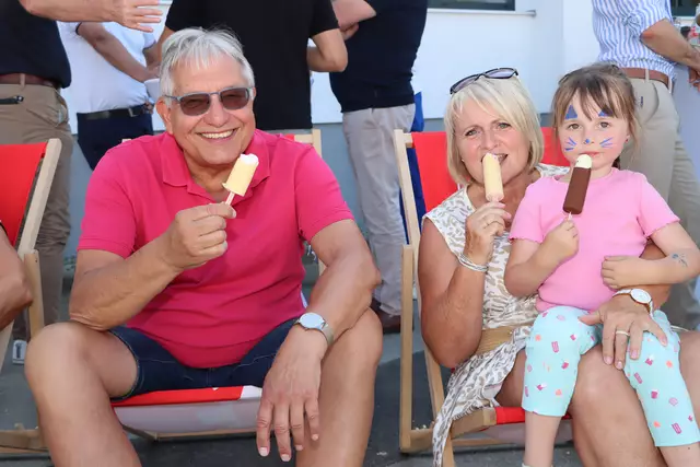 Bei den hohen Vorsommer-Temperaturen sorgte ein Eis bei Groß und Klein für die nötige Abkühlung.  | Foto: Markus Bäumler/zema-medien.de
