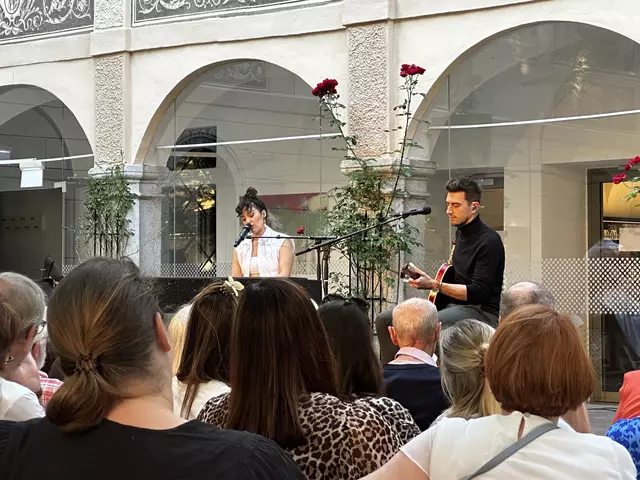 Die Austro-Musikerin Ina Regen konnte die 400 Gäste bei dem Konzert im Schloss Puchberg gekonnt mit ihren Mundart-Songs in ihren Bann ziehen. | Foto: MeinBezirk