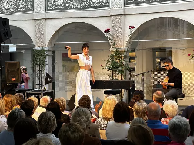 Die Austro-Musikerin Ina Regen konnte die 400 Gäste bei dem Konzert im Schloss Puchberg gekonnt mit ihren Mundart-Songs in ihren Bann ziehen. | Foto: MeinBezirk
