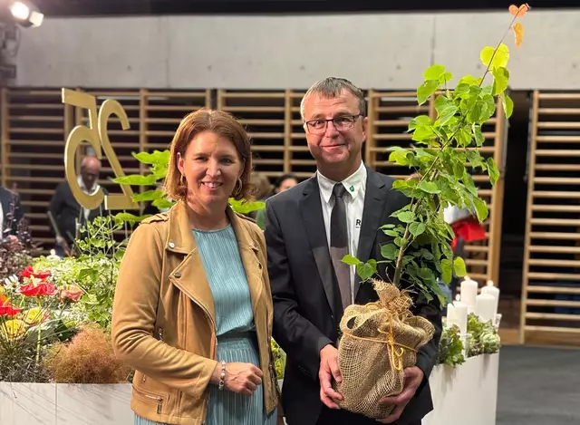 Agrar-Landesrätin Michaela Langer, Weninger gratuliert Direktor Wolfgang Eder zum Jubiläum. | Foto: Land OÖ/Egger