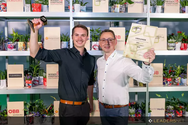 Daniel Steindl (Betriebsleitung &amp; ESG-Management) und Geschäftsführer Erich Steindl freuen sich über die Auszeichnung. | Foto: leadersnet.at/G.Rizar