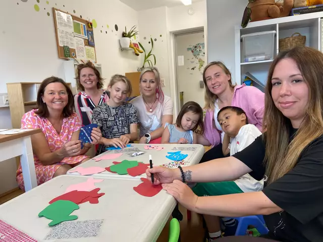 NÖ Familienbund Obfrau LAbg. Doris Schmidl (ÖVP), Familienbund NÖ Landesgeschäftsführerin Irene Bamberger, Leitung Kids&amp;Co Claudia Wittmann, Eltern-Kind-Gruppenleiterinnen Anna Aldover und Bianca Werilly sowie Kinder, die das Bastelangebot nutzten. | Foto: Marietheres van Veen