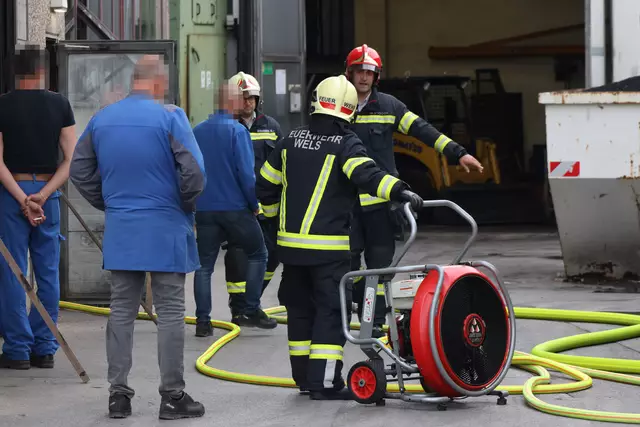 Die Feuerwehr musste einen Gefahrstoffeinsatz bei der Welser Firma Mettec Guss durchführen – dort war es in einem Behälter zu einer heftigen chemischen Reaktion gekommen. | Foto: laumat.at