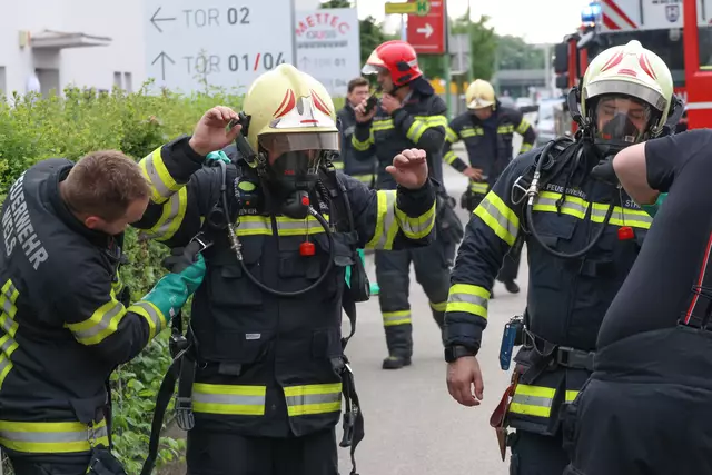 Schwere Schutzausrüstung beim Gefahrstoffeinsatz der Feuerwehr bei der Welser Firma Mettec Guss. | Foto: laumat.at