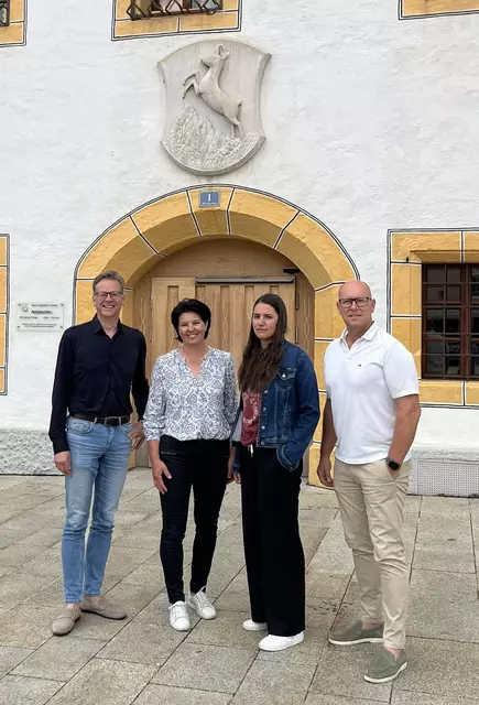 V. li.: Bürgermeister Wolfgang Pfeifenberger (ÖVP), Vizebürgermeisterin Gundi Prodinger (ÖVP), Gemeinderätin Petra Schweiger (SPÖ) und Vizebürgermeister Eduard Egger (FPÖ).
Am 16. Juni 2025 hat die Marktgemeinde Tamsweg unter ihrem Facebook-Profil zu diesem Foto folgenden Text veröffentlicht: "Gemeinsam für sichere Betreuungs-Plätze für alle Kinder. Die Marktgemeinde Tamsweg setzt sich fraktionsübergreifend mit aller Kraft dafür ein, dass trotz kurzfristiger Schließung von zwei alterserweiterten Gruppen im Kinderland Pagitsch für alle Kinder in der Gemeinde ein Betreuungsplatz zur Verfügung steht. Die Sicherheit und Qualität der Kinderbetreuung sind für die Gemeinde von höchster Bedeutung! Derzeit wird von der Gemeinde aufgrund der akuten veränderten Situation eine Bedarfsermittlung durchgeführt, um genau festzustellen, wie viele Kinder, die bisher im Kinderland Pagitsch betreut wurden, künftig eine Betreuung in der gemeindeeigenen Einrichtung benötigen. Gemeinsam finden wir eine Lösung!" | Foto: Marktgemeinde Tamsweg