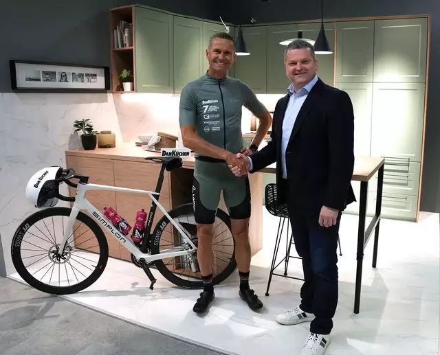 Christian Bruckner in seinem „Seven Summits“-Outfit, gemeinsam mit Ewald Marschallinger, Geschäftsführer von Danküchen.  | Foto: DANKÜCHEN