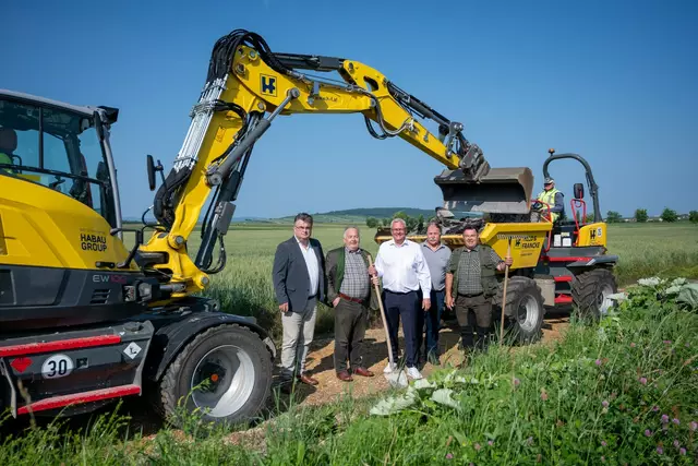 (v.l.) Stadtbezirksvorsteher Josef Weidinger, Josef Klampfer, Bürgermeister Thomas Steiner, Matthias Leeb und Stefan Kaiser. | Foto: Peter Opitz