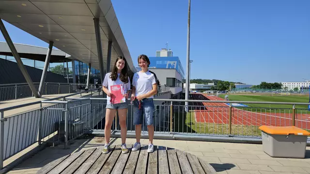 Lena Klocker (li.) sicherte sich mit 87,667 von 100 möglichen Punkten eine Bronzemedaille. | Foto: SVR Turnen