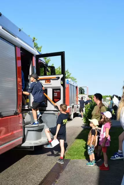 Auch die Fahrt mit den echten Feuerwehrautos war Teil des Erlebnisses. | Foto: ASB Viktoria Mannsberger / FF Matzendorf