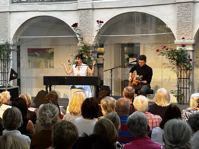 Die Austro-Musikerin Ina Regen konnte die 400 Gäste bei dem Konzert im Schloss Puchberg gekonnt mit ihren Mundart-Songs in ihren Bann ziehen. | Foto: MeinBezirk