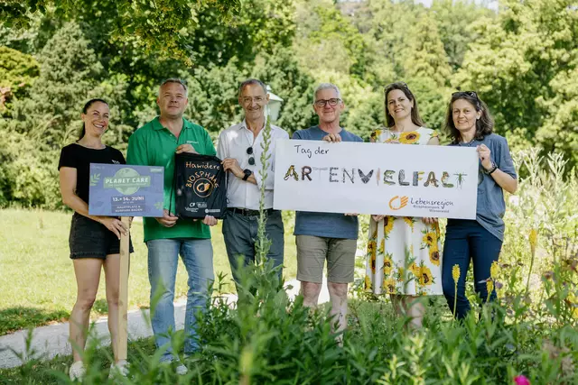 Andrea Löschenbrand (HSG Events), Christian Degelsegger (Sparkasse Baden), Stadtgartendirektor Andreas Kastinger, Andreas Weiß (Biosphärenpark Wienerwald), GR Petra Haslinger und Christine Scholly-Bachinger (Biosphärenpark Wienerwald).

  | Foto: 2025psb/c.kollerics