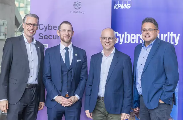 Rektor der FH Salzburg Dominik Engel (v.l.), Studiengangsleiter für Cyber Security Andreas Unterweger, Studienautor „Cybersecurity in Österreich 2025“ Robert Lamprecht und Innovation Salzburg Geschäftsführer Walter Haas bei der Studienpräsentation. | Foto: FH Salzburg/wildbild