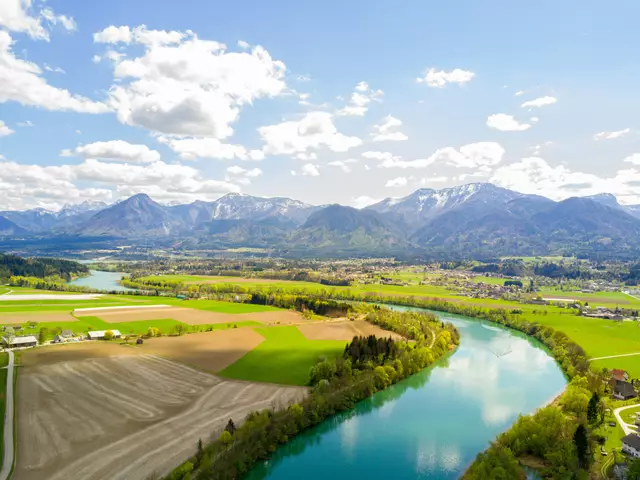 In der Gemeinde Bad Eisenkappel werden Dämme und Hochwasserschutzmauern errichtet. (Symbolfoto) | Foto: stock.adobe.com/at/danielkattnig 