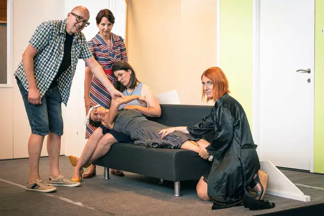 Die Komödie verwandelt sich in ein abwechslungsreiches Rollenspiel. | Foto: Theatergruppe Weilbach
